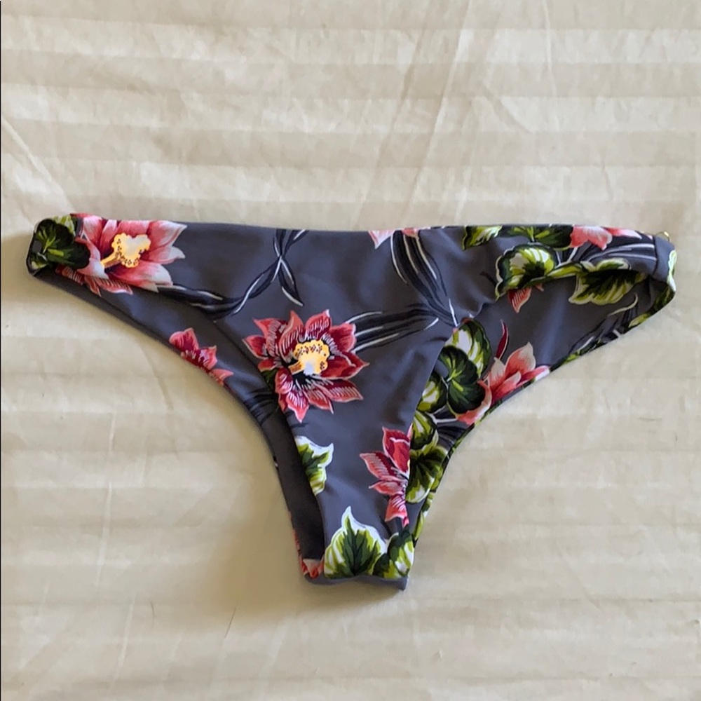 Tori praver seafoam swimwear bottom size small